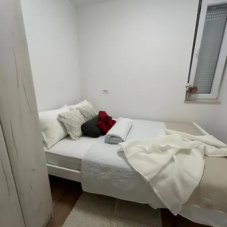 Julia Apartman *